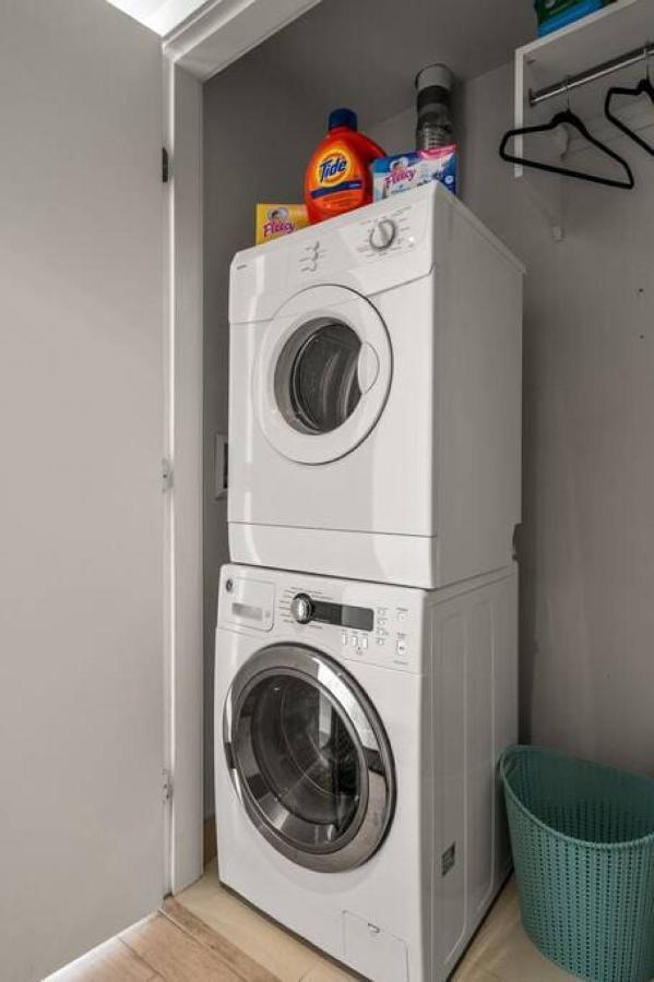Luxury Apartment On The 9Th Floor Near Stampede, Complimentary Wine, 2 Car Ug Parking Calgary Exterior photo